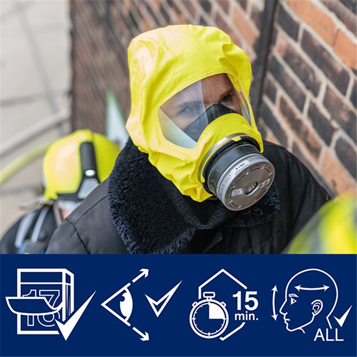 Dräger Parat 5510 Trainingshaube Mann mit gelber Trainingshaube und Atemschutz vor roter Wand.