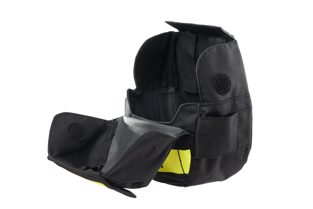 Tragetasche für Sicherheitsequipment Schwarze Tragetasche mit geöffnetem Verschluss und gelbem Innenfach.