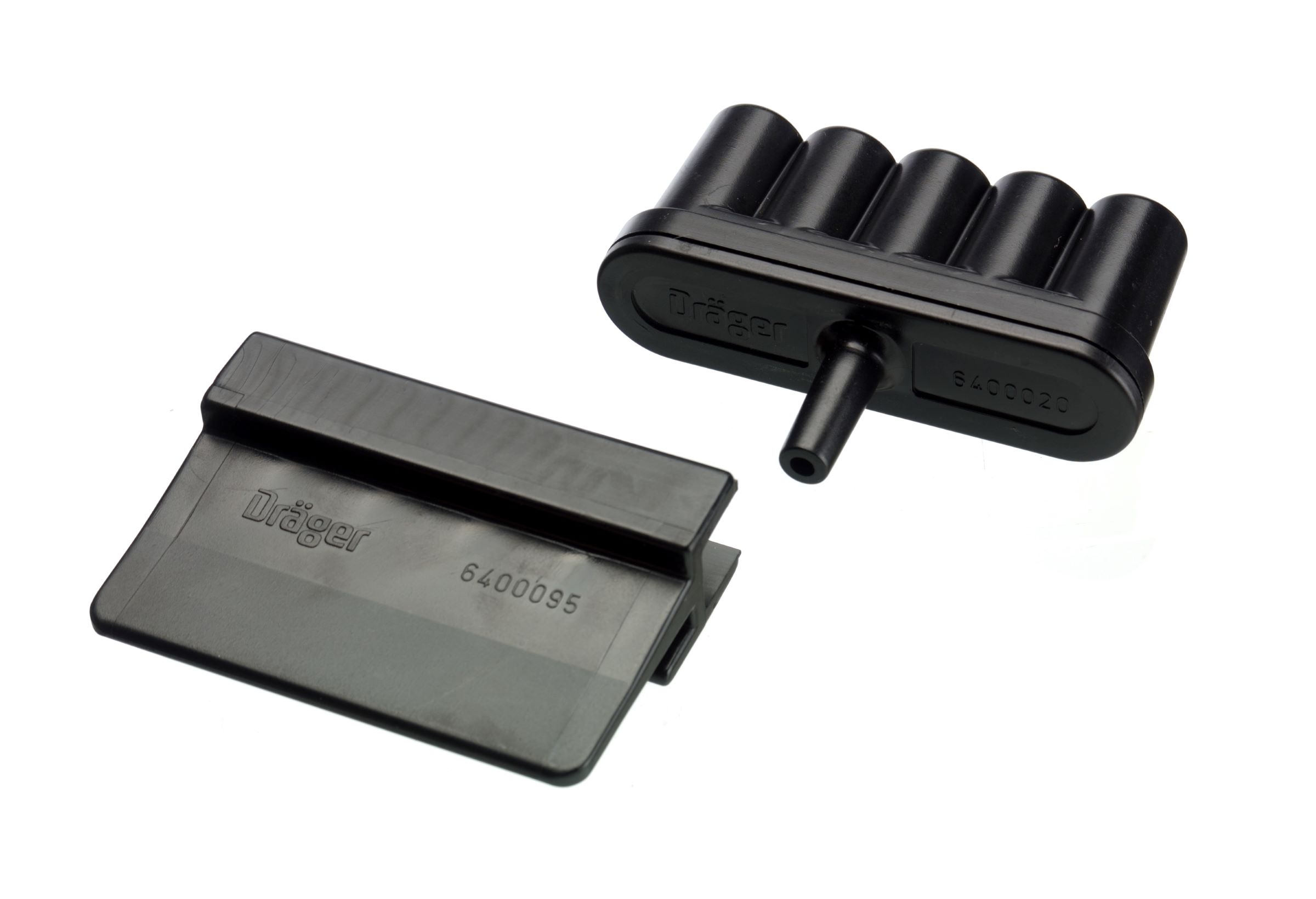 Dräger Produktkomponente D-10384-2009 Zwei schwarze Kunststoffteile, kompatible Bauweise, eines mit Zylinderform.