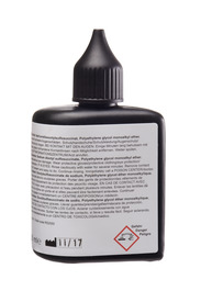 Flasche Klarsichtmittel Fluid Schwarze Kunststoffflasche mit spitzer Verschlusskappe, Text auf Etikett und Gefahrstoffsymbol sichtbar.
