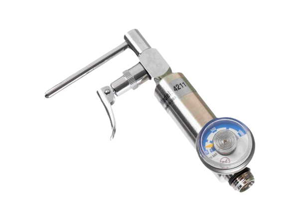 Druckminderer für Sicherheitstechnik Metallischer Druckminderer mit Skala und Hebel auf schwarzem Hintergrund.