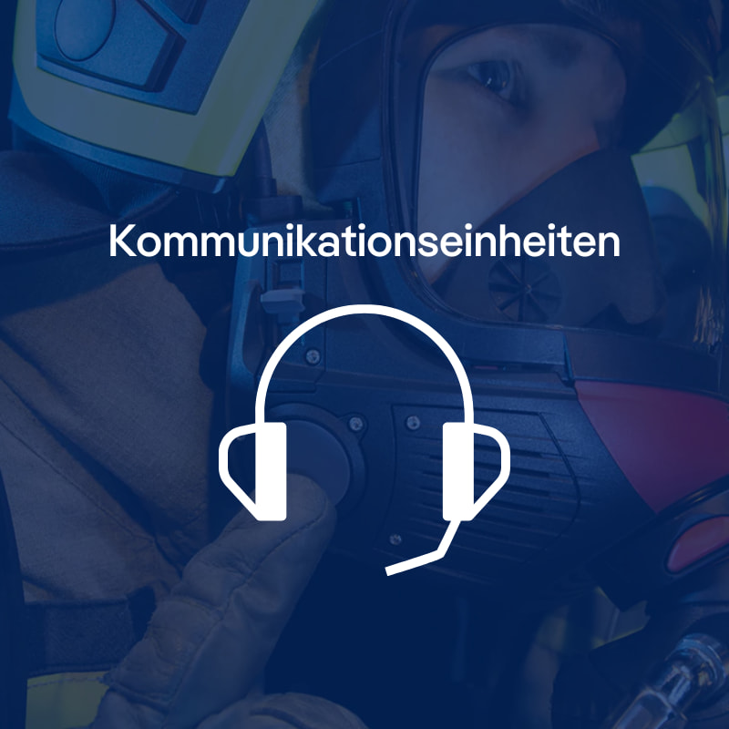 Kommunikationseinheit in Aktion Person im Schutzanzug mit Atemschutz und Kommunikationsgerät.