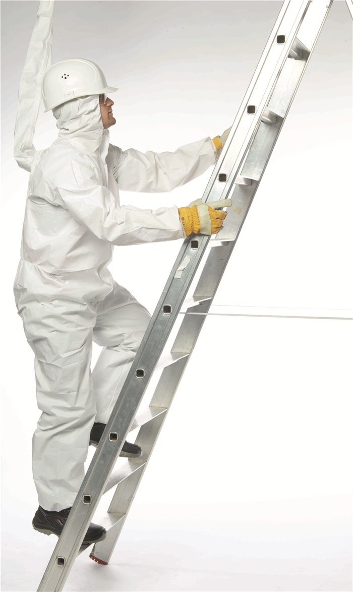Sicherheitsausrüstung bei Leiterarbeit Person in Schutzanzug und Helm klettert eine Leiter hoch.