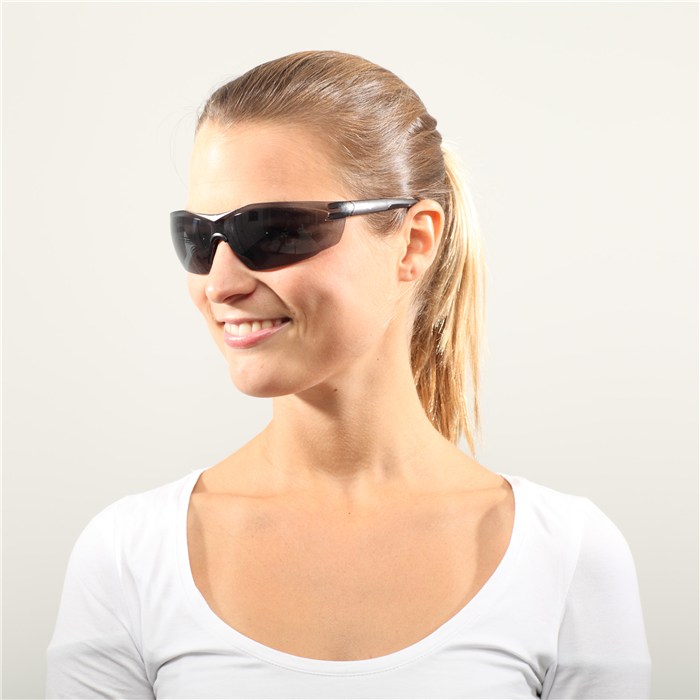 Sicherheitsbrille X-pect 8321 Person trägt die Dräger X-pect 8321 Sicherheitsbrille.