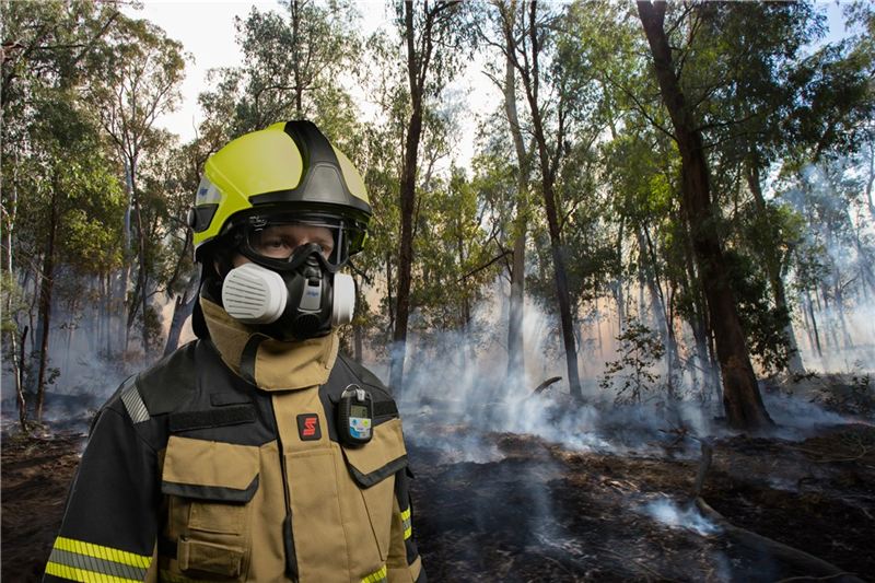 Feuerwehr-Ausrüstung im Waldbrand Feuerwehrmann in Schutzausrüstung bei Waldbrand im Wald.