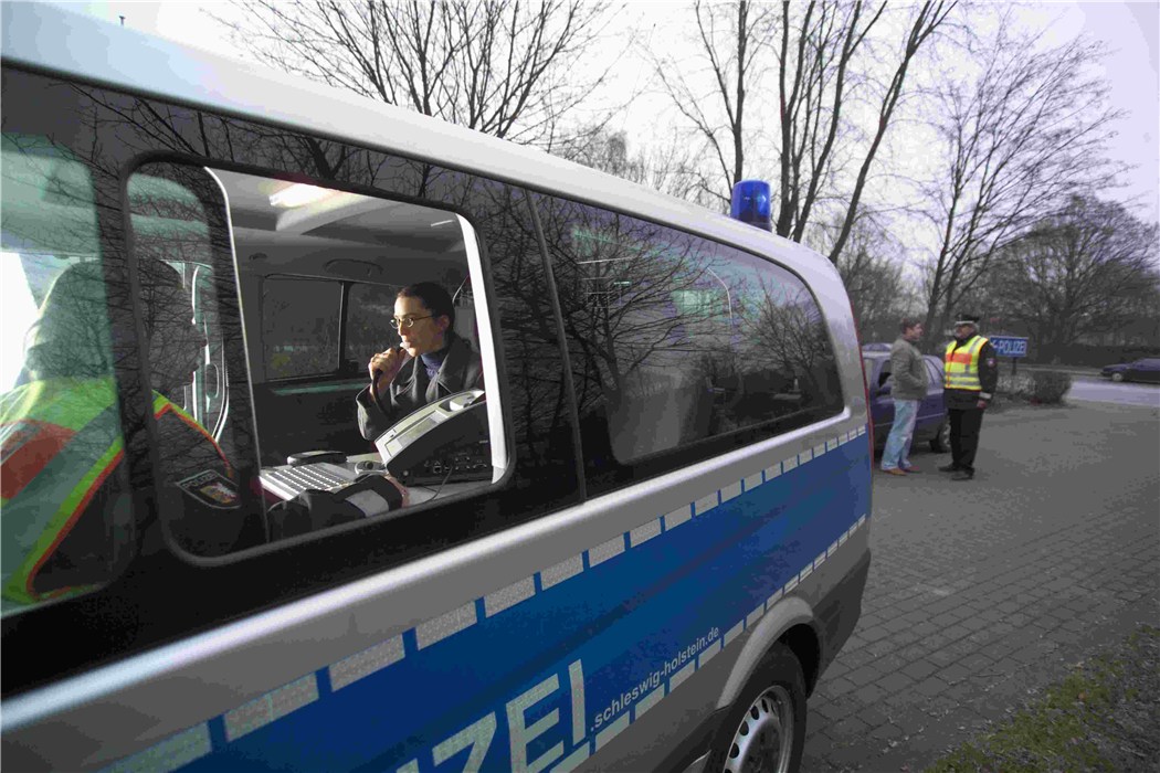 Verkehrskontrolle mit Dräger Sicherheitstechnik Polizei am Einsatzwagen bei einer Verkehrskontrolle auf Straße