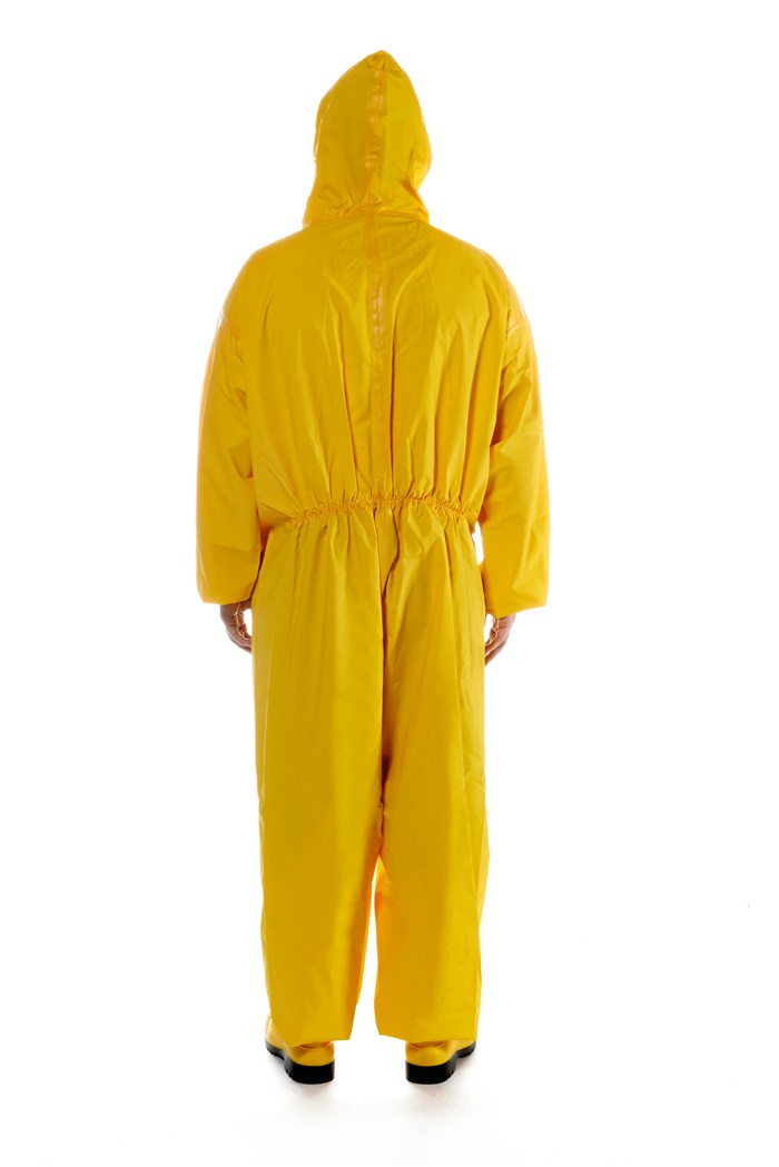 Rückansicht einer Person in einem gelben Ganzkörper-Schutzanzug mit Kapuze.
