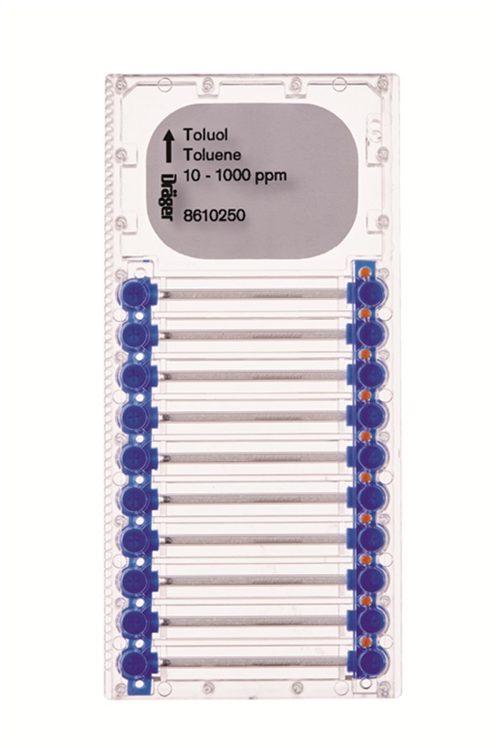 Transparentes Dräger Röhrchen mit blau-weißen Markierungen zur Detektion von Toluen 10-1000 ppm.