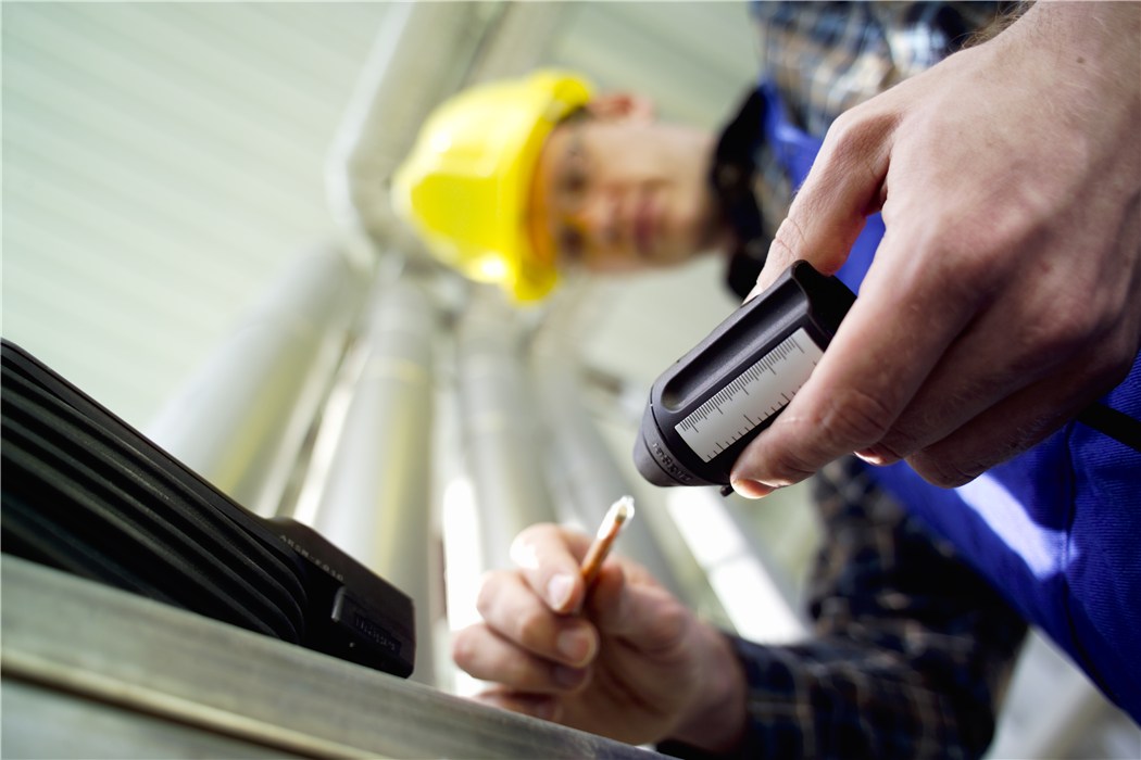 Gasmessgerät im Einsatz Person mit Schutzhelm verwendet ein Gasprüfgerät.