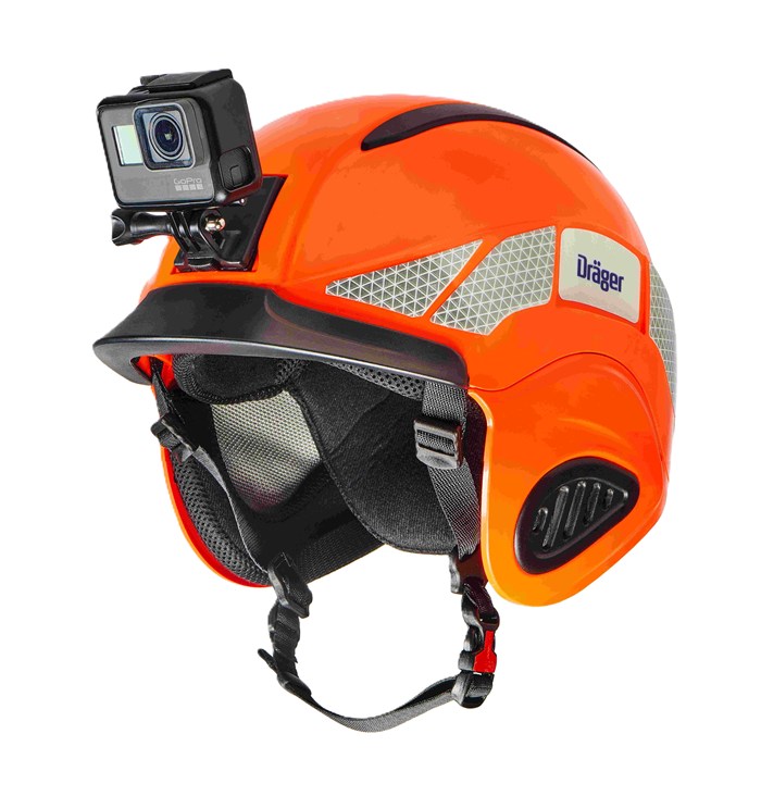 Feuerwehrhelm mit montierter Kamera Orangener Dräger-Feuerwehrhelm mit schwarz montierter Kamera.