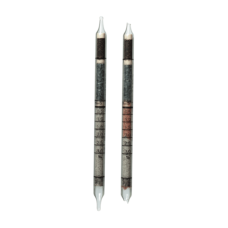 Zwei Glassröhrchen zur Gasmessung, mit Skalen und Farbindikatoren für Sicherheitstechnik.