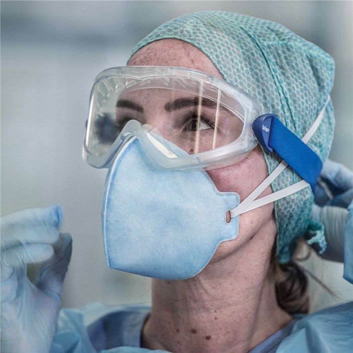 Atemschutzmaske X-plore 1720 von Dräger Eine Person trägt Schutzkleidung und eine Atemschutzmaske.