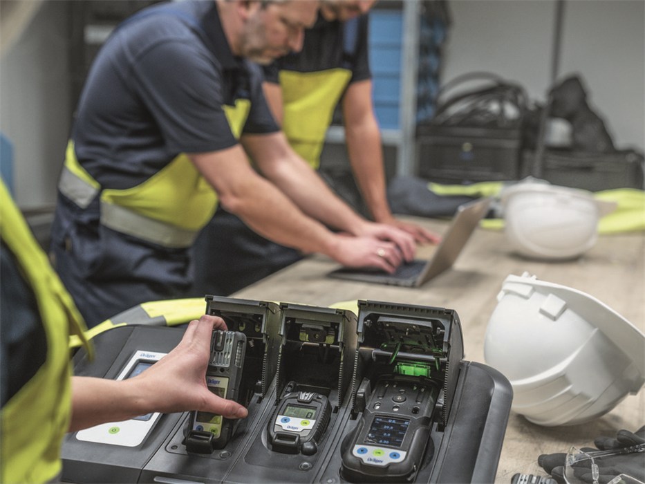 Gasmessgeräte im Einsatz Arbeiter verwendet Gasmessgeräte an Ladestation.