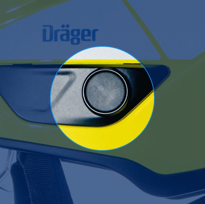 Nahaufnahme eines Anschlussadapters mit Stopfen auf einem gelben Gerät von Dräger.