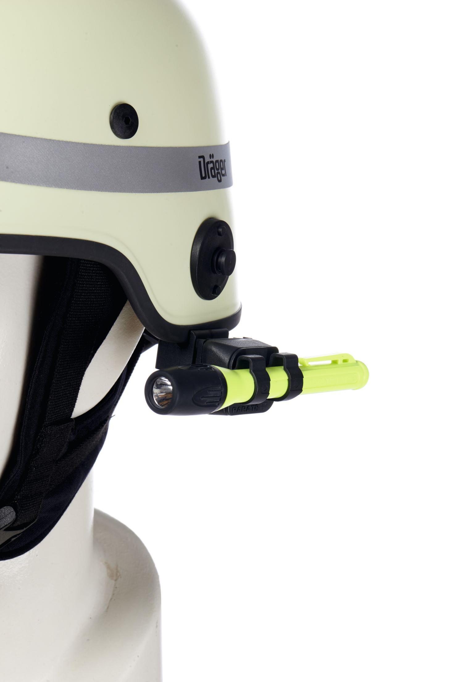 Weiße Schutzhelm mit montierter Taschenlampe rechts.