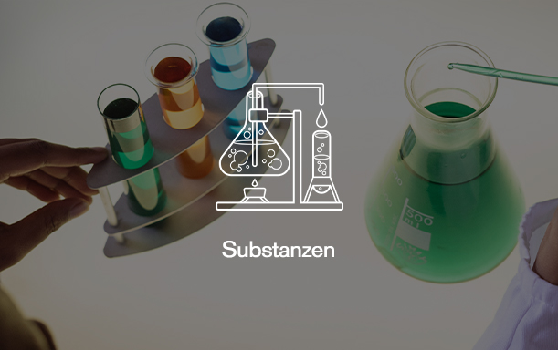 Chemische Sicherheitslösungen Farbige Flüssigkeiten in Reagenzgläsern und Kolben.