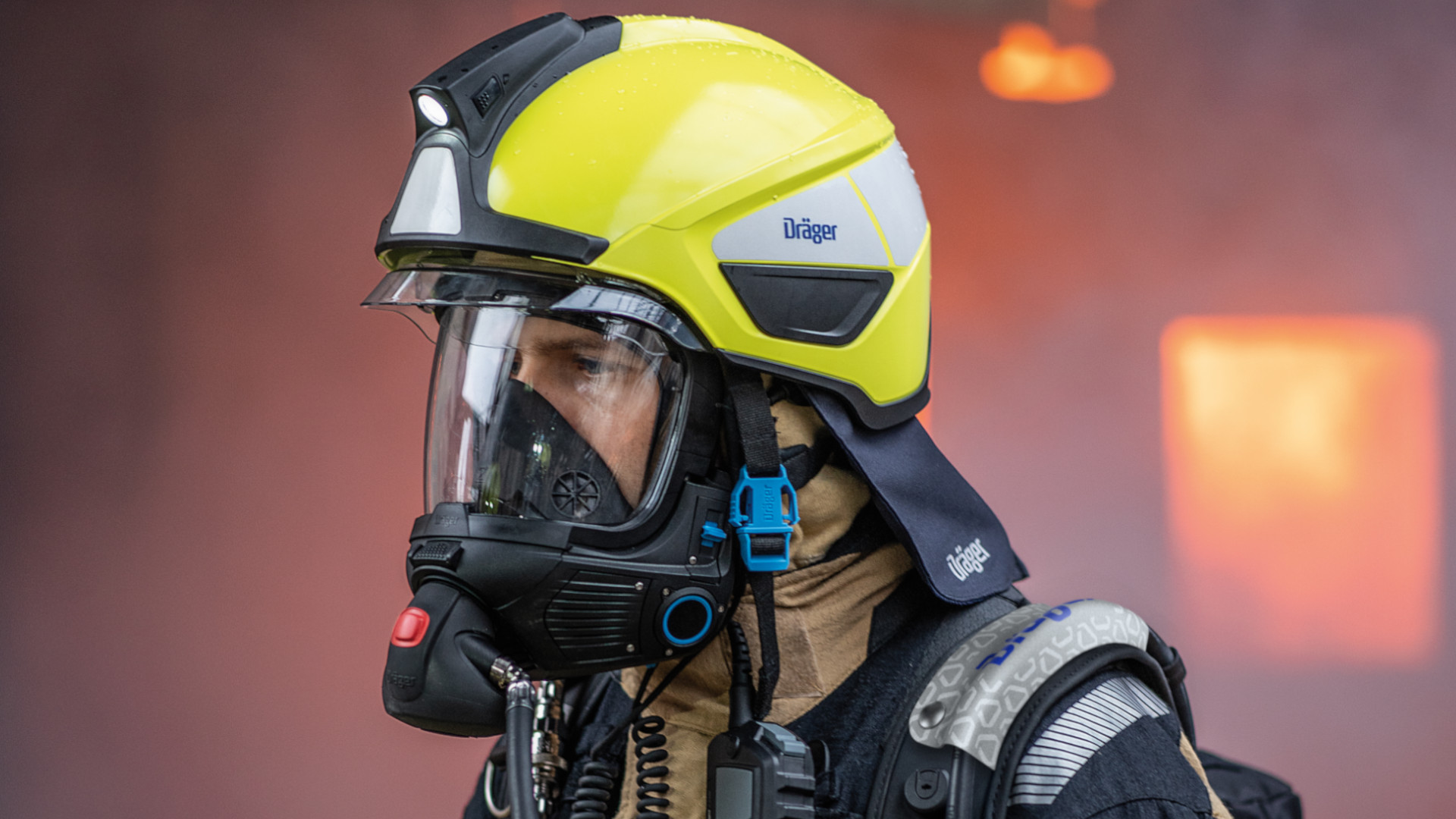 Feuerwehrmann mit Dräger FPS-COM
