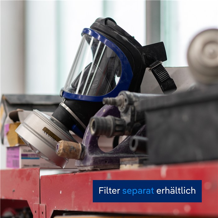 Draeger X-plore 6300 Vollmaske Vollmaske auf Werkbank, Helm und Zubehör im Hintergrund.