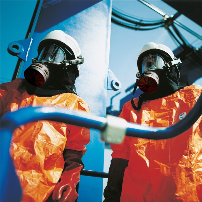 Maskenträger im Schutzanzug bei Dräger Safety FEHLT