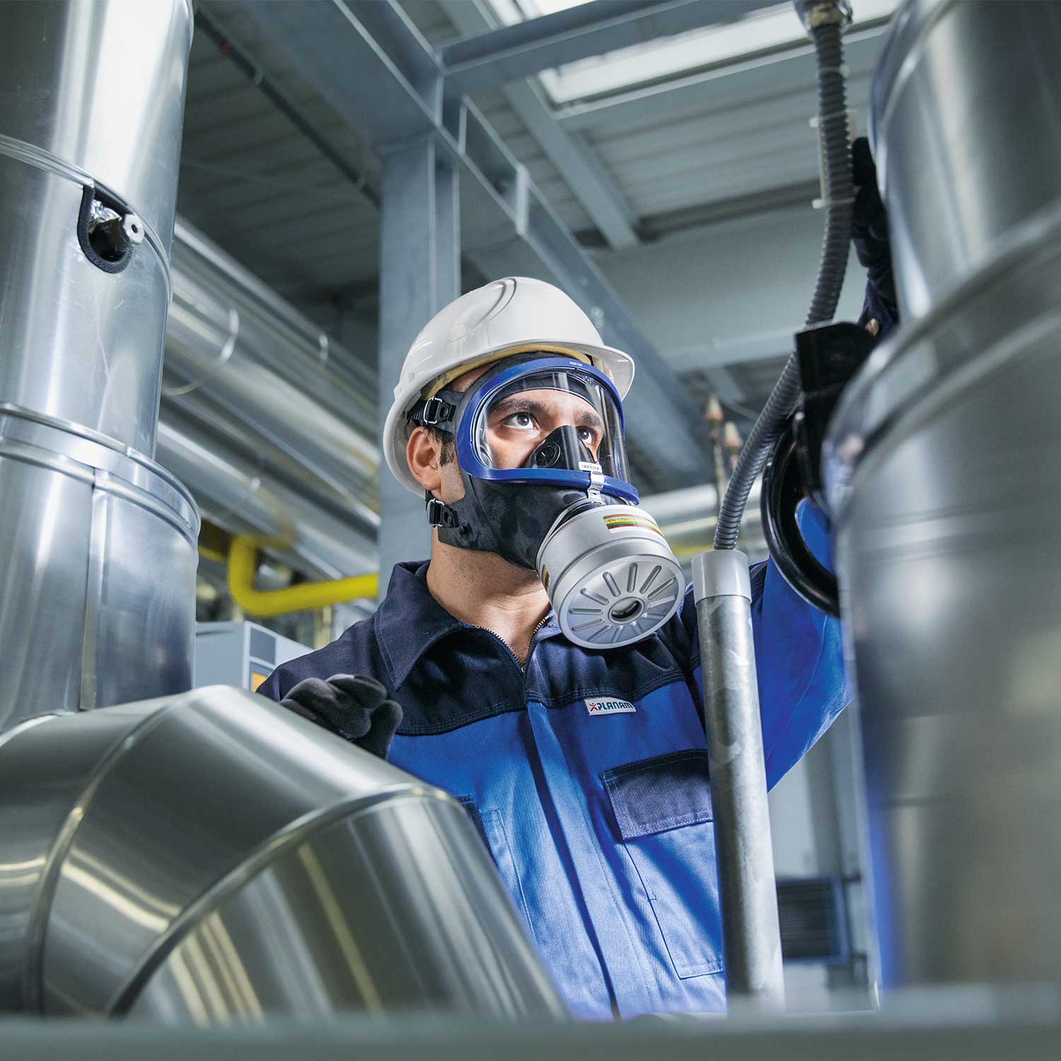 Arbeiter mit Dräger RD40 Filtermaske in Industrieumgebung.