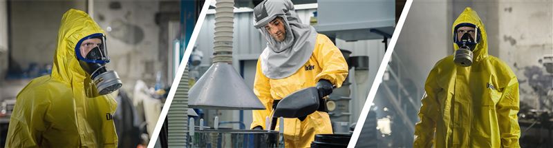 Chemikalienschutzanzug Dräger SPC 4400 CPM Drei Arbeiter tragen gelbe Schutzanzüge, zwei mit Atemschutzmaske, bei der Handhabung von Chemikalien in einer Anlage.