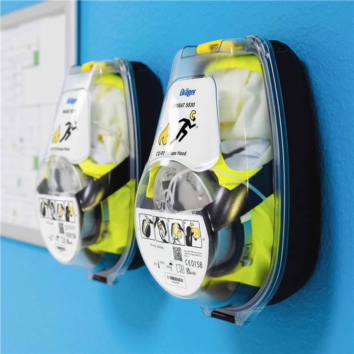 Dräger Fluchtmaskenhalter an Wand Zwei Dräger PARAT 5530 Fluchtmasken in Wandhalterung.