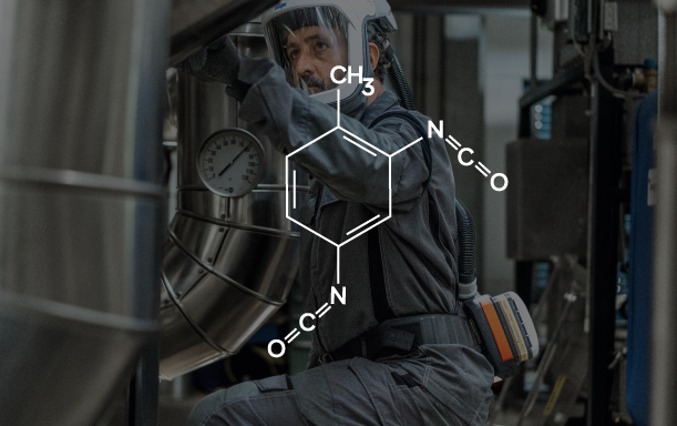 Schutz bei Diisocyanat-Arbeitsprozessen Sicherheitstechnische Ausrüstung in industrieller Umgebung mit Diisocyanatchemie.