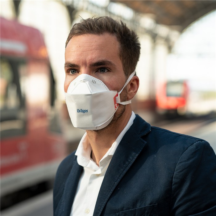Dräger X-plore 1930 Mundschutz im Einsatz Person am Bahnsteig trägt einen Mundschutz von Dräger.