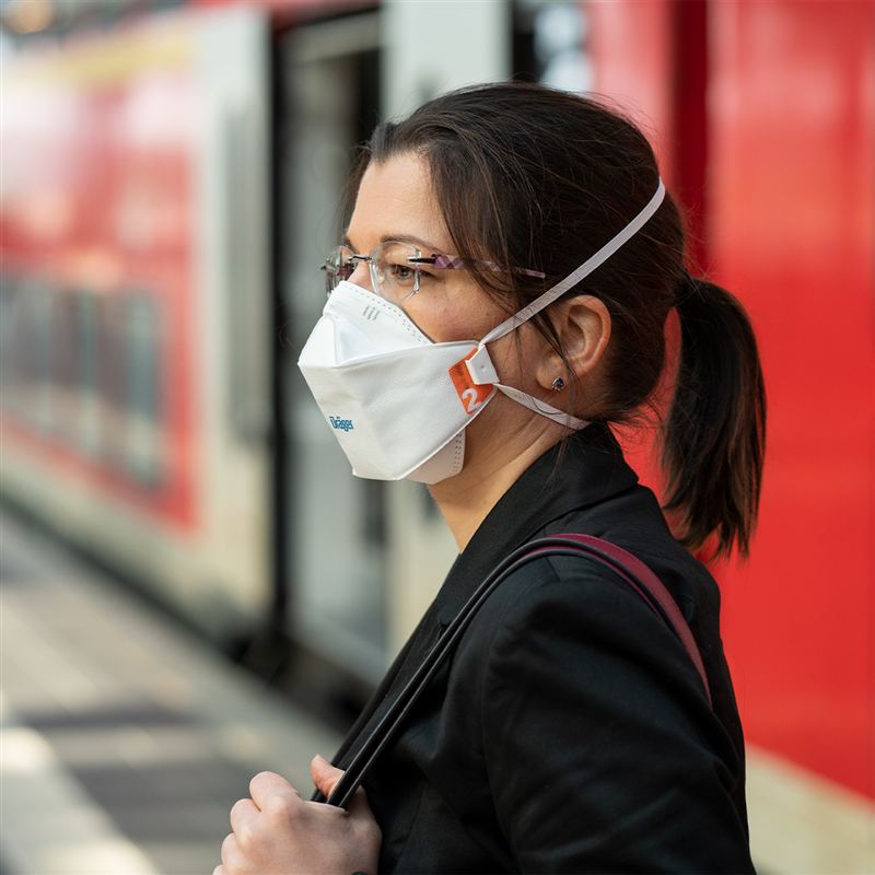 Atemschutzmaske X-plore 1920 im Einsatz Person mit Atemschutzmaske vor einem Zug auf dem Bahnsteig.