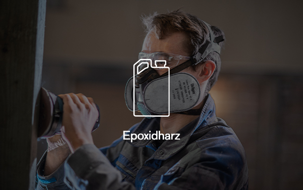 Epoxidharz-Sicherheitsausrüstung Person trägt Maske und Schutzbrille bei der Arbeit mit Epoxidharz.