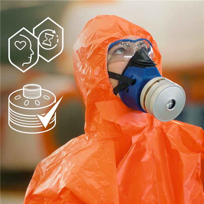 X-plore 4740 Halbmaske in Arbeitssituation Person in Schutzanzug mit X-plore 4740 Halbmaske und Filter.