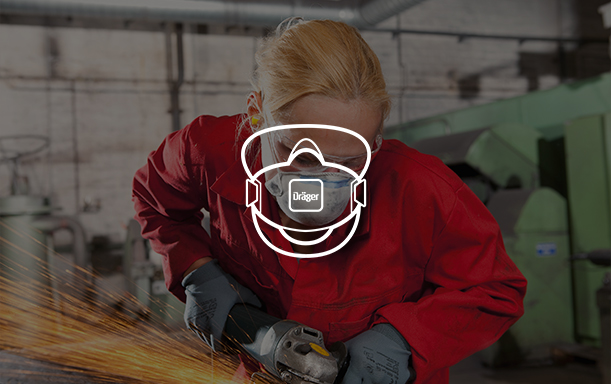 Staubmasken für sicheren Arbeitsschutz Arbeiterin schleift Metall, trägt Schutzanzug und Staubmaske.