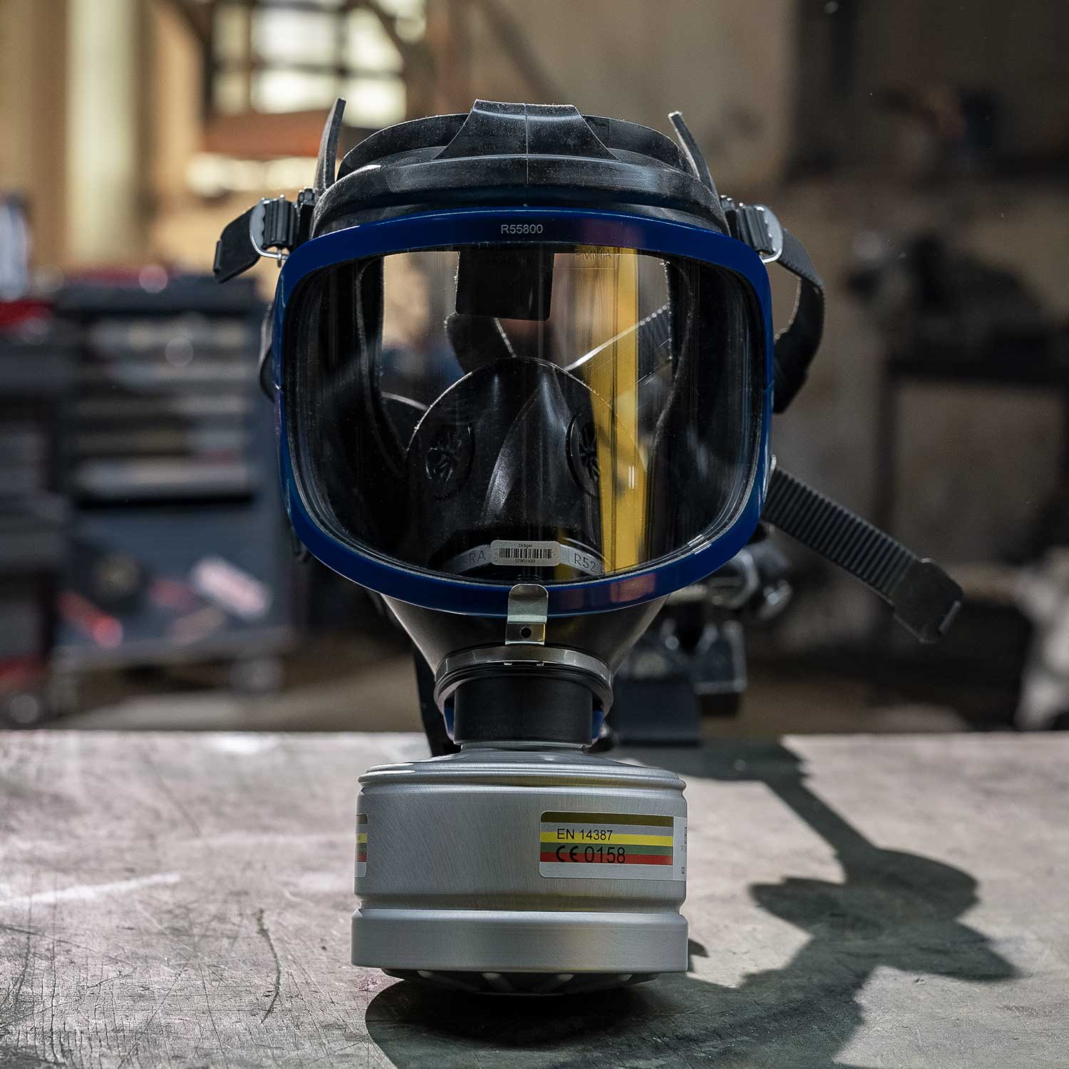 Dräger Vollmaske mit Rd40 Filter Vollmaske mit Rd40 Filter der Klasse A2B2E2K1 Hg P3 auf Werkbank.