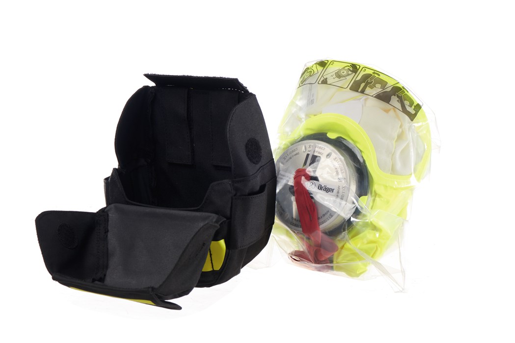 Ein Sicherheitsfluchtgerät von Dräger in einer offenen schwarzen Tasche.