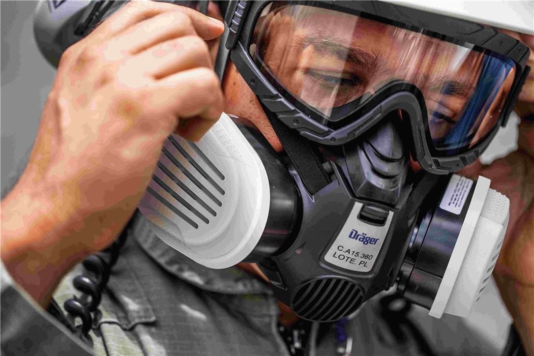 Atemschutzmaske Dräger im Einsatz Person trägt eine Dräger Atemschutzmaske mit Filter.