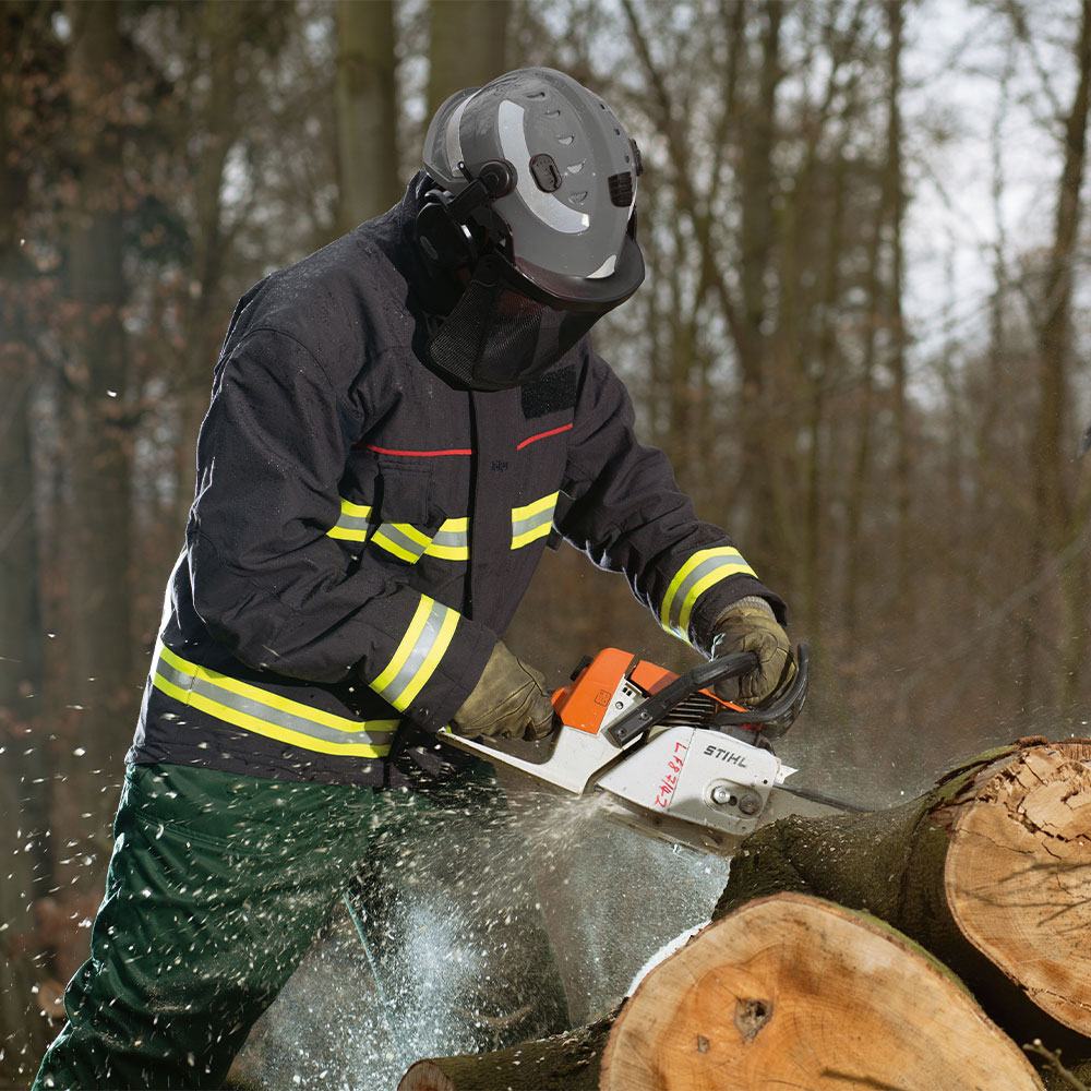 Dräger HPS Helm in der Anwendung beim Holzstämme sägen