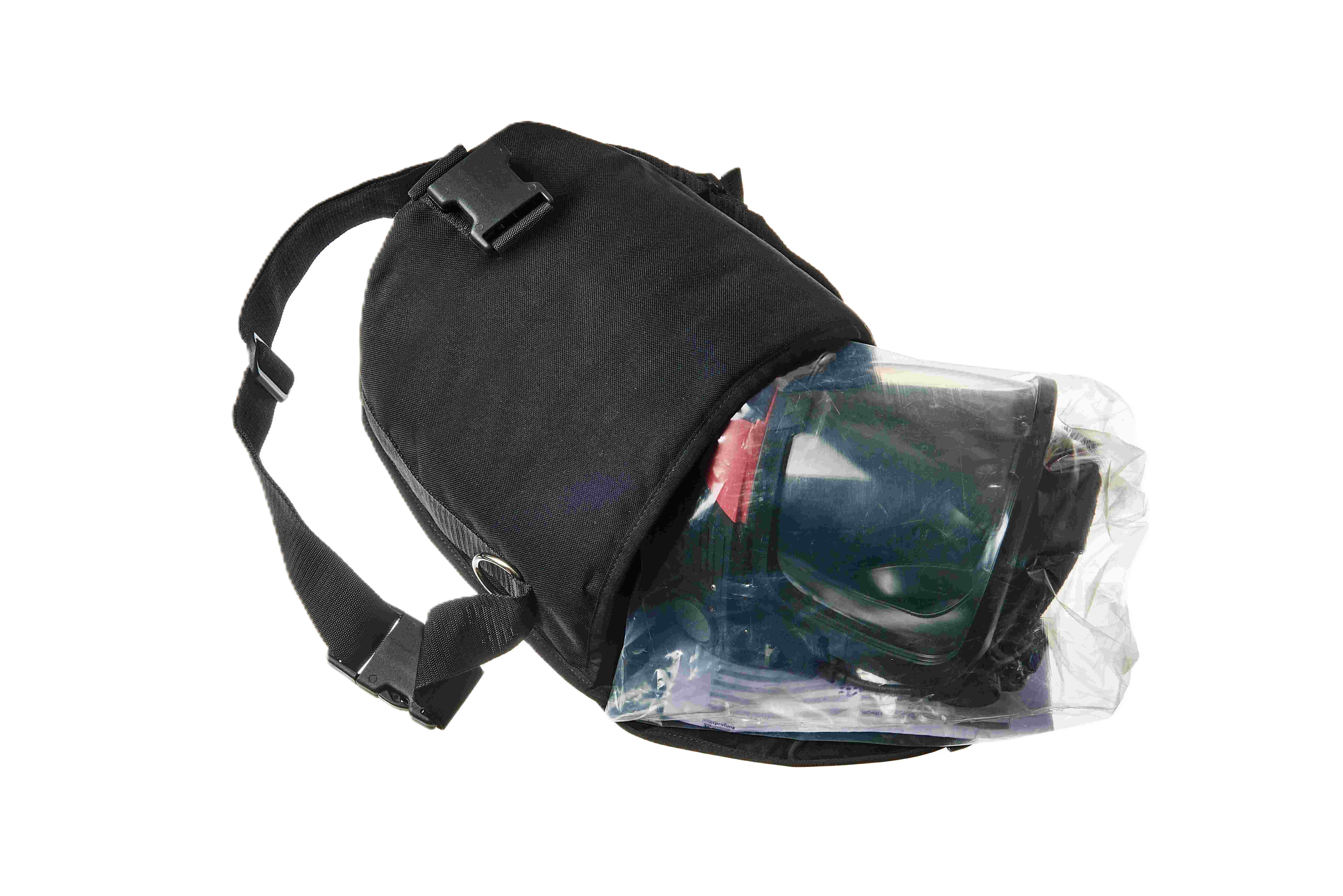 Schwarze Atemschutzmaske und Tasche im Vordergrund