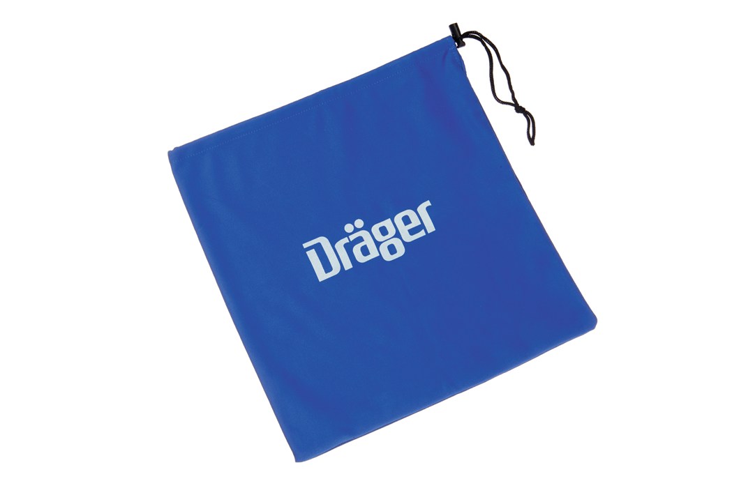 Ein blauer Beutel mit Dräger-Logo, geschlossen mit einem schwarzen Bändchen.