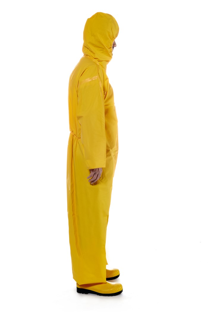 Seitansicht einer Person im gelben Schutzanzug mit Kapuze.