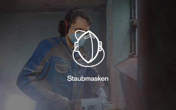Staubmasken für sicheres Arbeiten Person trägt Schutzkleidung und arbeitet mit einer Maschine. Staubmasken-Logo im Vordergrund.