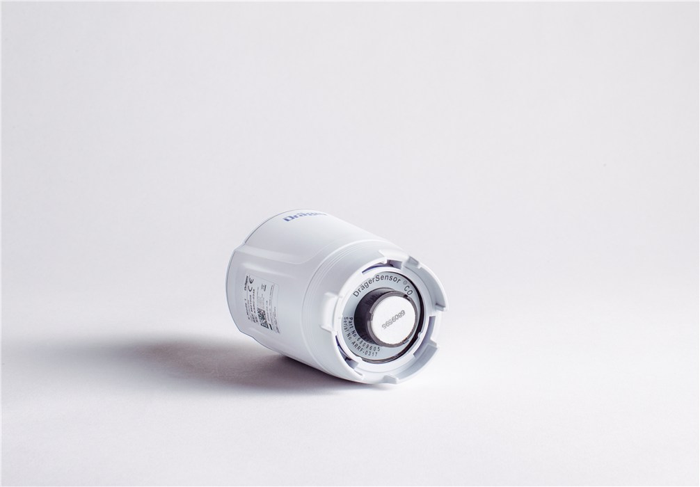 Weißer CO-Sensor von Dräger auf hellem Hintergrund.