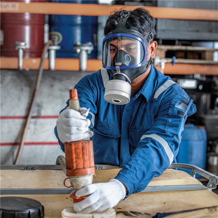 Rd40 K2 Filtereinsatz Person mit Atemschutzmaske arbeitet in Werkstatt.