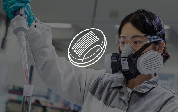 Atemschutz-Filter im Einsatz Person mit Schutzmaske und Ausrüstung in Laborumgebung.