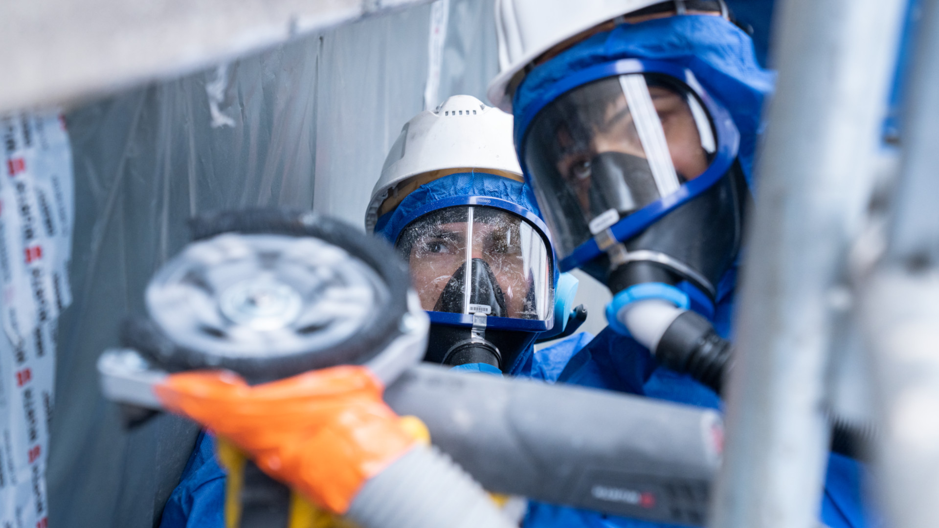 Arbeiter mit Dräger PAPR-System und Schutzhelm