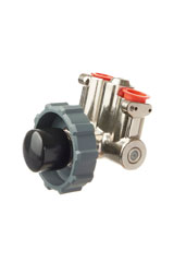 Metallischer Gasdruckregler mit Drehknopf, silber und schwarz, zwei rote Anschlüsse.
