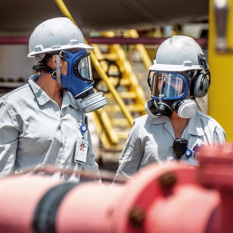 Dräger X-plore 5500 Vollmaske im Einsatz Zwei Personen tragen Dräger X-plore 5500 Masken in industrieller Umgebung.