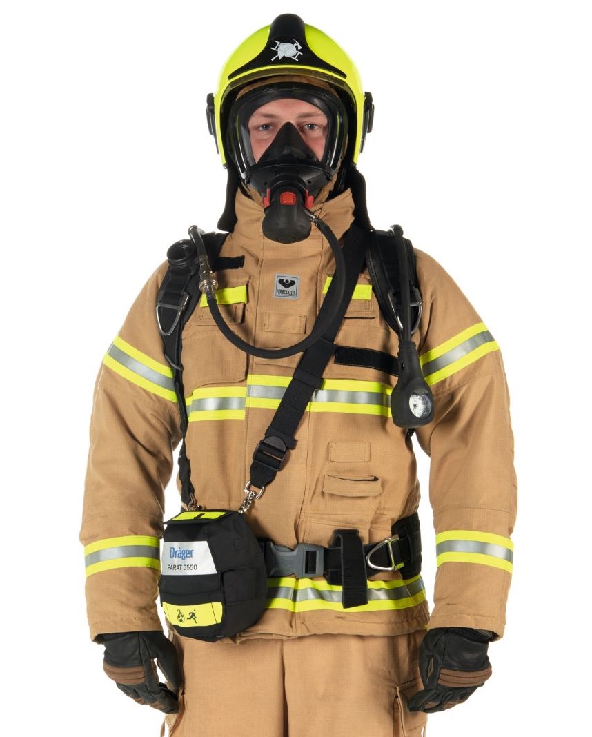 Feuerwehr-Ausrüstung von Dräger Feuerwehrmann in kompletter Dräger Schutzkleidung.
