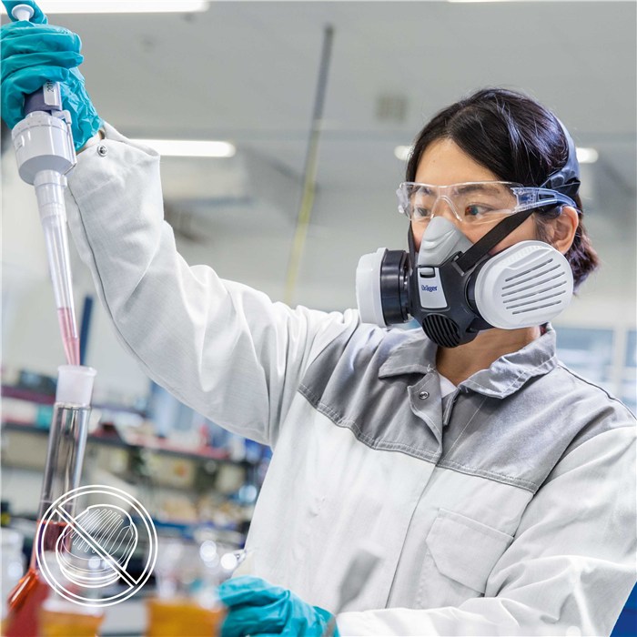 X-plore 3300 Halbmaske Anwendung Person im Labor trägt Dräger X-plore 3300 Halbmaske.
