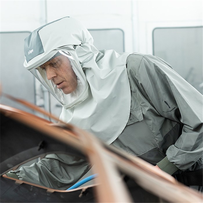 Dräger X-plore 8000 Premiumhaube S/M Person trägt Dräger X-plore 8000 Premiumhaube.