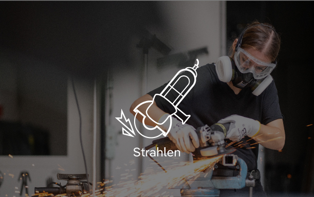 Strahlen der Oberfläche Person schleift Metallstück mit Schutzmaske und Handschuhen.